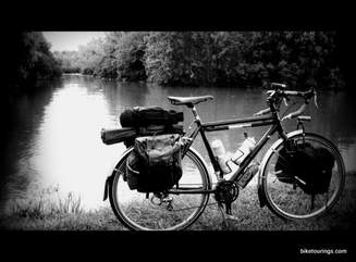 Picture of touring bike with racks and panniers for bicycle touring