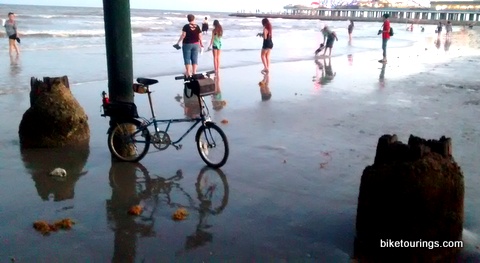 Picture of Dahon Mariner at beach