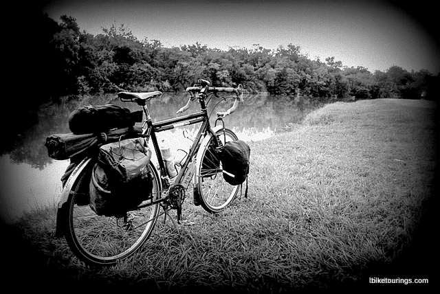 Picture of touring bike with panniers