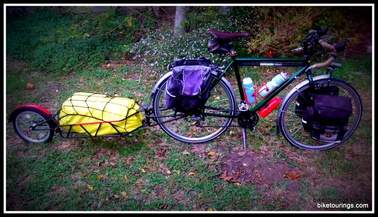 Picture of bicycle for touring with panniers and bike trailer